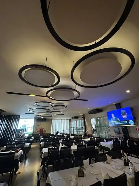 Restaurante com painéis acústicos circulares suspensos