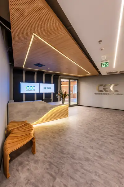 Recepção corporativa com forro de madeira e iluminação integrada