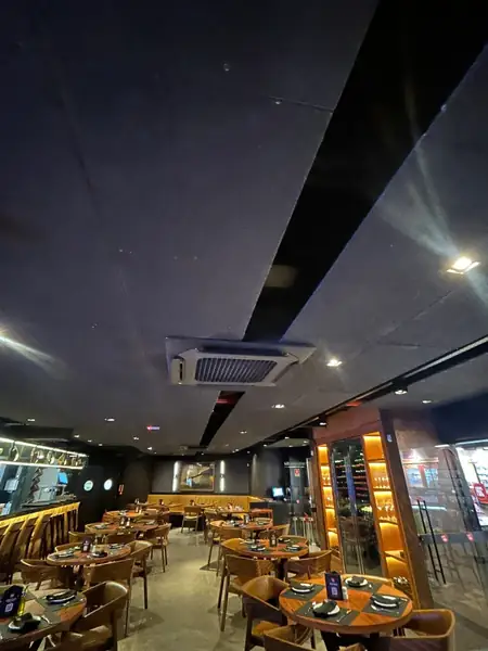 Restaurante com tratamento de teto e iluminação indireta