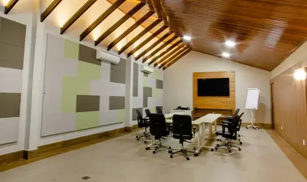 Sala de reunião com painéis acústicos e forro de madeira